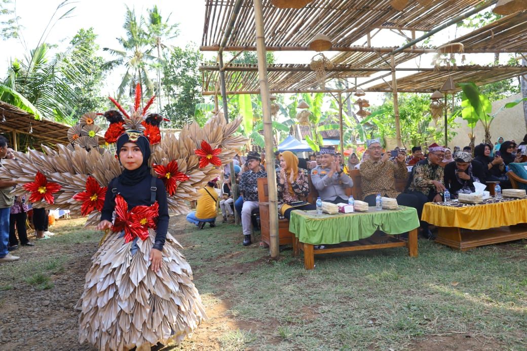 Cara Kreatif Warga Papring Angkat Potensi Bambunya